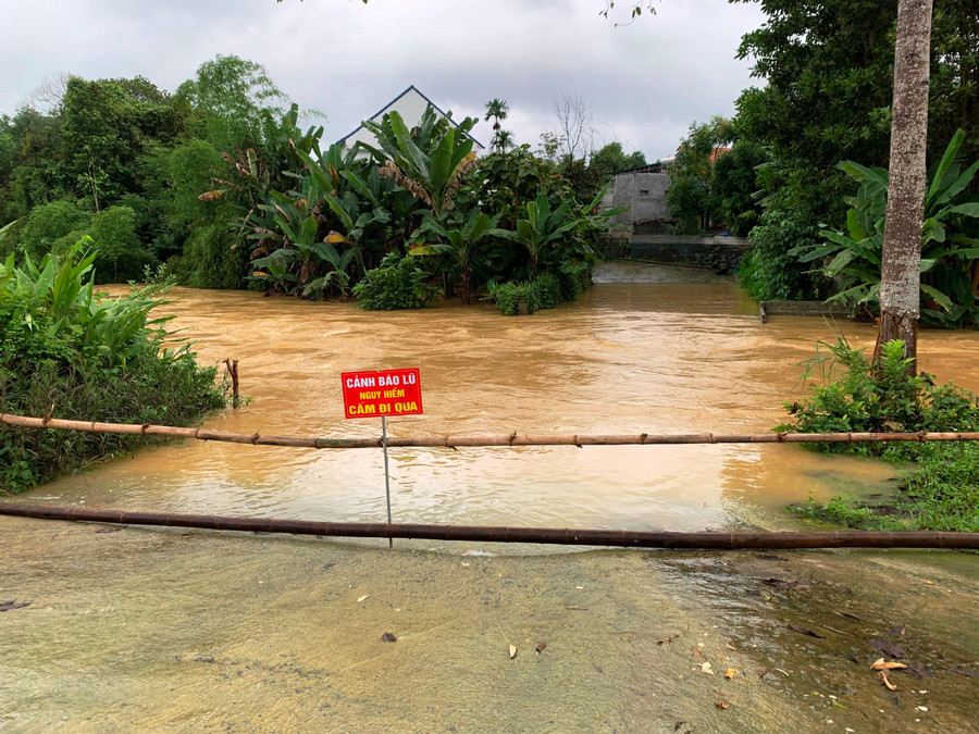 Giao thông bị chia cắt bởi nước lũ ở huyện Như Xuân (Thanh Hóa).