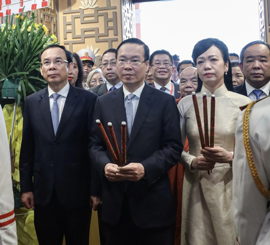 Chủ tịch nước Võ Văn Thưởng cùng phu nhân và đoàn đại biểu dâng hương tưởng nhớ Chủ tịch Tôn Đức Thắng. (Ảnh: SGGP) Chủ tịch nước Võ Văn Thưởng cùng phu nhân và đoàn đại biểu dâng hương tưởng nhớ Chủ tịch Tôn Đức Thắng. (Ảnh: SGGP)