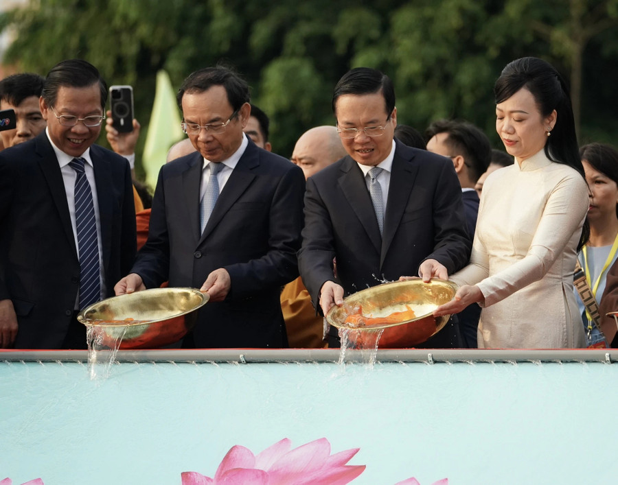 Chủ tịch nước cùng phu nhân và các đại biểu thực hiện nghi thức thả cá chép tiễn ông Công, ông Táo. (Ảnh: SGGP) Chủ tịch nước cùng phu nhân và các đại biểu thực hiện nghi thức thả cá chép tiễn ông Công, ông Táo. (Ảnh: SGGP)