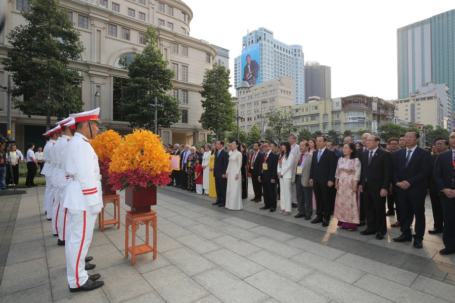 Chủ tịch nước và phu nhân cùng đoàn đại biểu dâng hương tại Tượng đài Chủ tịch Hồ Chí Minh. (Ảnh: SGGP) Chủ tịch nước và phu nhân cùng đoàn đại biểu dâng hương tại Tượng đài Chủ tịch Hồ Chí Minh. (Ảnh: SGGP)