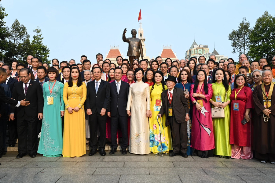 Chủ tịch nước Võ Văn Thưởng cùng đoàn đại biểu, kiều bào chụp ảnh trước Tượng đài Chủ tịch Hồ Chí Minh. (Ảnh: SGGP) Chủ tịch nước Võ Văn Thưởng cùng đoàn đại biểu, kiều bào chụp ảnh trước Tượng đài Chủ tịch Hồ Chí Minh. (Ảnh: SGGP)