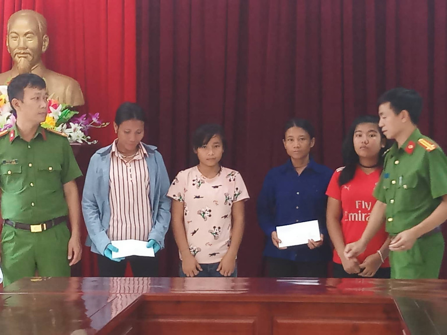 Công an huyện Con Cuông, Nghệ An trao quà hỗ trợ gia đình 2 em Nghiêm và Mai (Ảnh: Tường Vi) Công an huyện Con Cuông, Nghệ An trao quà hỗ trợ gia đình 2 em Nghiêm và Mai (Ảnh: Tường Vi)