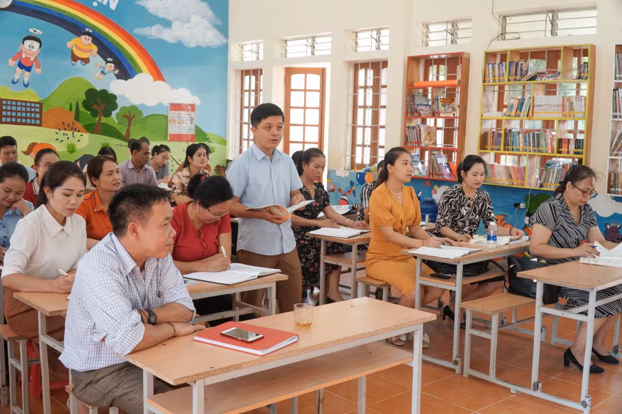 Trường Tiểu học Lưu Kiền (huyện Tương Dương, Nghệ An) tổ chức tập huấn giáo viên đại trà chương trình SGK mới