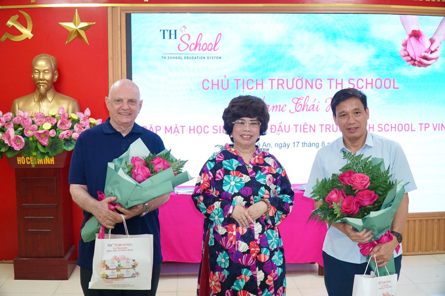 Nhà sáng lập, Chủ tịch Trường TH School tặng hoa và quà cho ông Stephen West - Tổng Hiệu trưởng TH School Vinh và ông Phan Xuân Phàn - Hiệu trưởng Trường THPT Huỳnh Thúc Kháng (TP Vinh, Nghệ An).
