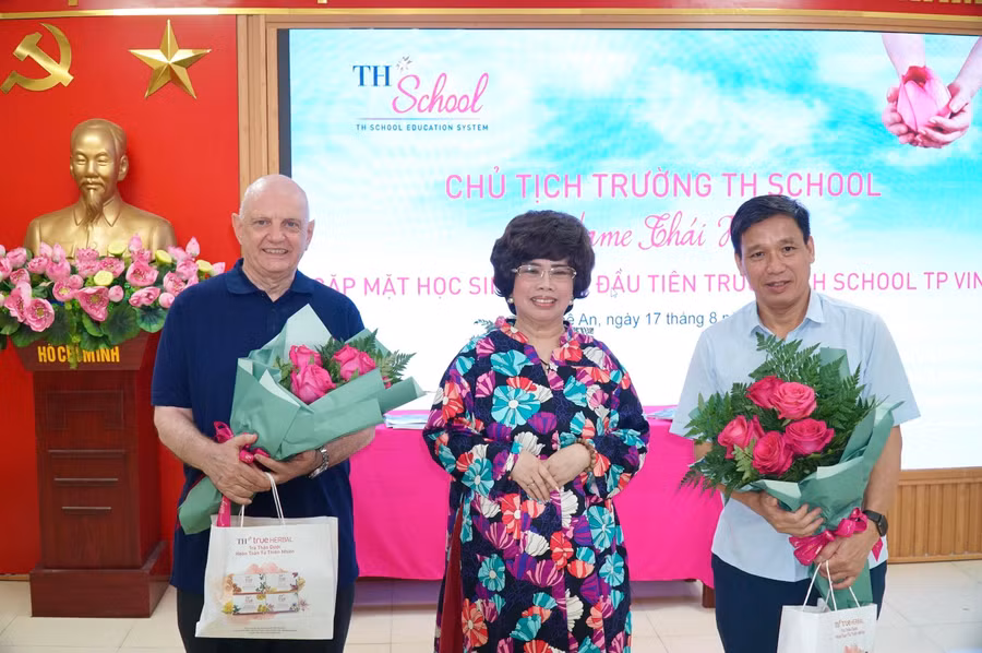 Nhà sáng lập, Chủ tịch Trường TH School tặng hoa và quà cho ông Stephen West - Tổng Hiệu trưởng TH School Vinh và ông Phan Xuân Phàn - Hiệu trưởng Trường THPT Huỳnh Thúc Kháng (TP Vinh, Nghệ An).