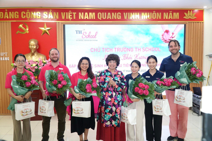 Bà Thái Hương tặng quà cho các thầy cô giáo của cơ sở TH School Vinh (Nghệ An).