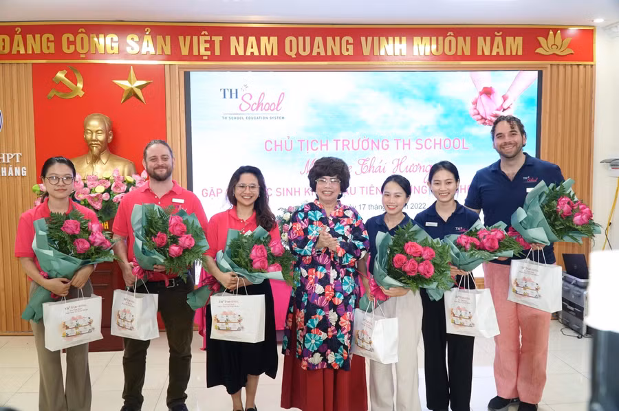 Bà Thái Hương tặng quà cho các thầy cô giáo của cơ sở TH School Vinh (Nghệ An).