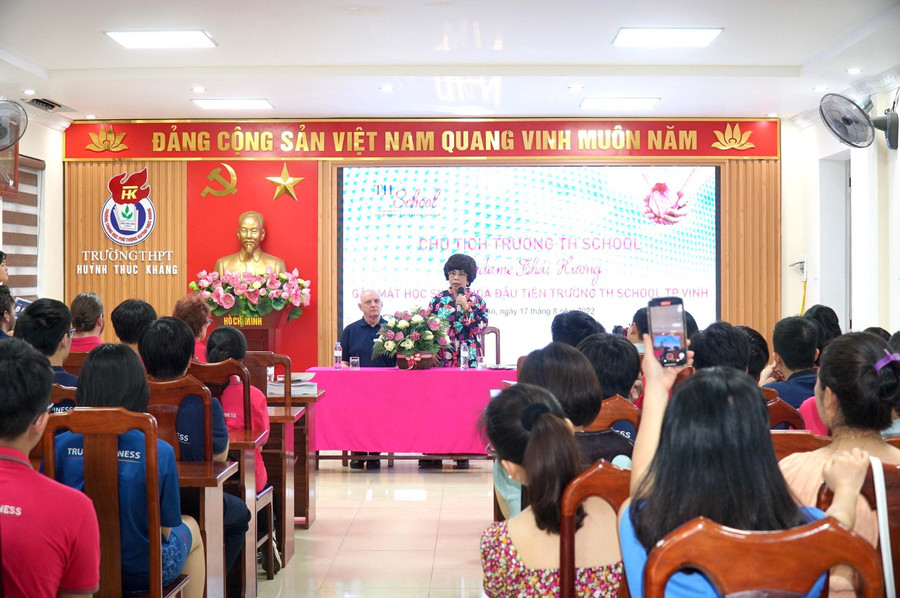 Bà Thái Hương - Nhà sáng lập Hệ thống TH School gặp mặt, chúc mừng và chia sẻ với phụ huynh, học sinh khóa đầu tiên của TH School Vinh.