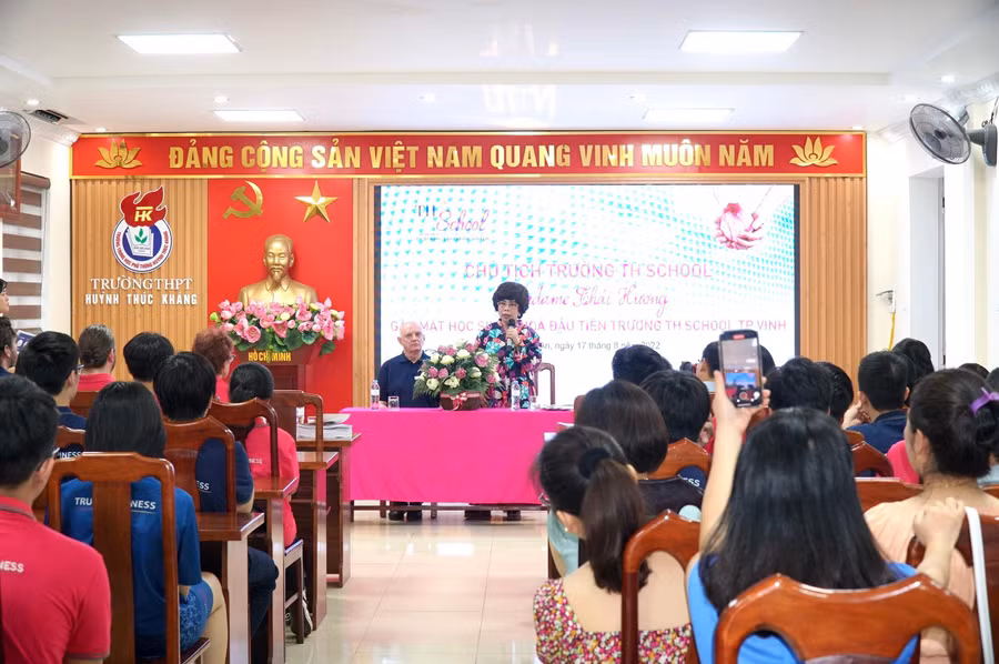 Bà Thái Hương - Nhà sáng lập Hệ thống TH School gặp mặt, chúc mừng và chia sẻ với phụ huynh, học sinh khóa đầu tiên của TH School Vinh.