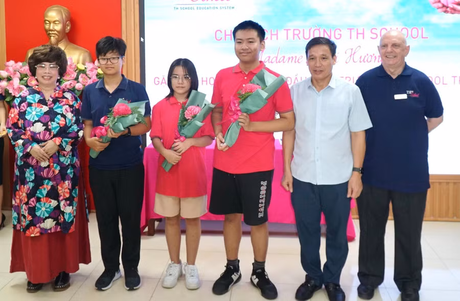 Lãnh đạo Hệ thống TH School tặng quà cho đại diện học sinh khóa đầu tiên cơ sở TH School Vinh.
