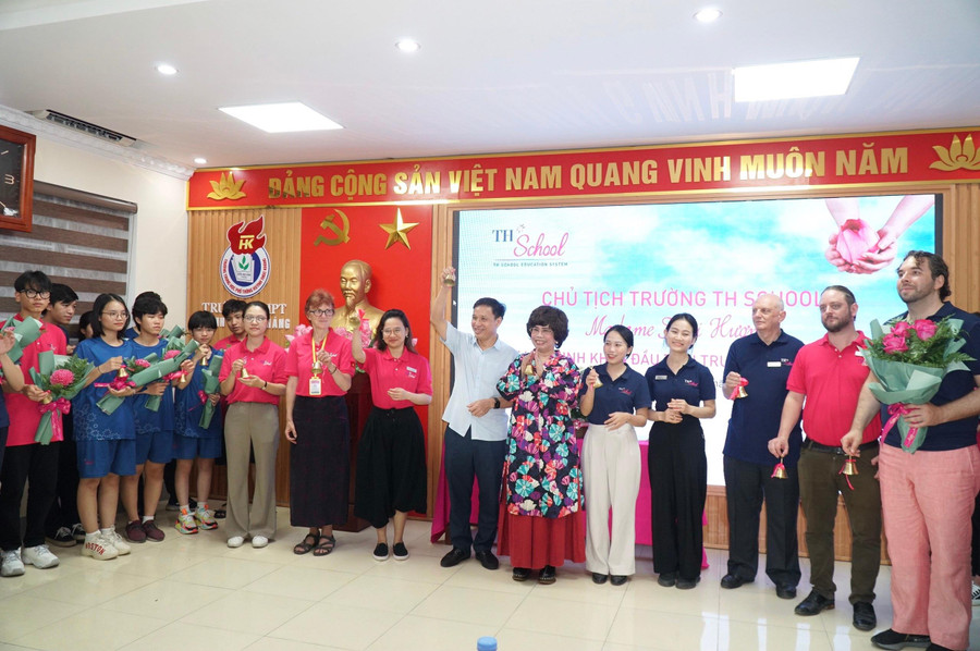 Nghi lễ rung chuông chào mừng ngày tựu trường khóa học sinh đầu tiên TH School cơ sở TP Vinh, Nghệ An.