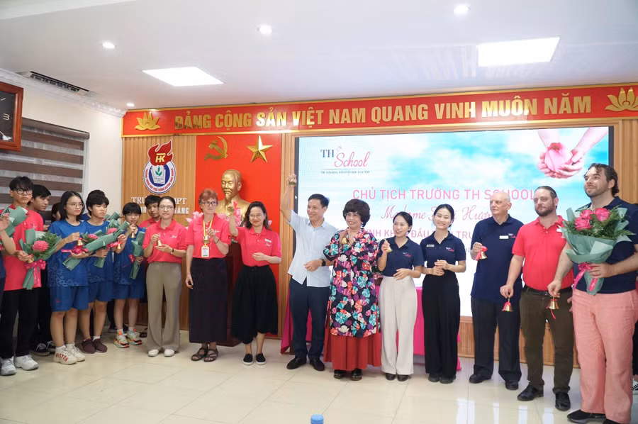 Nghi lễ rung chuông chào mừng ngày tựu trường khóa học sinh đầu tiên TH School cơ sở TP Vinh, Nghệ An.