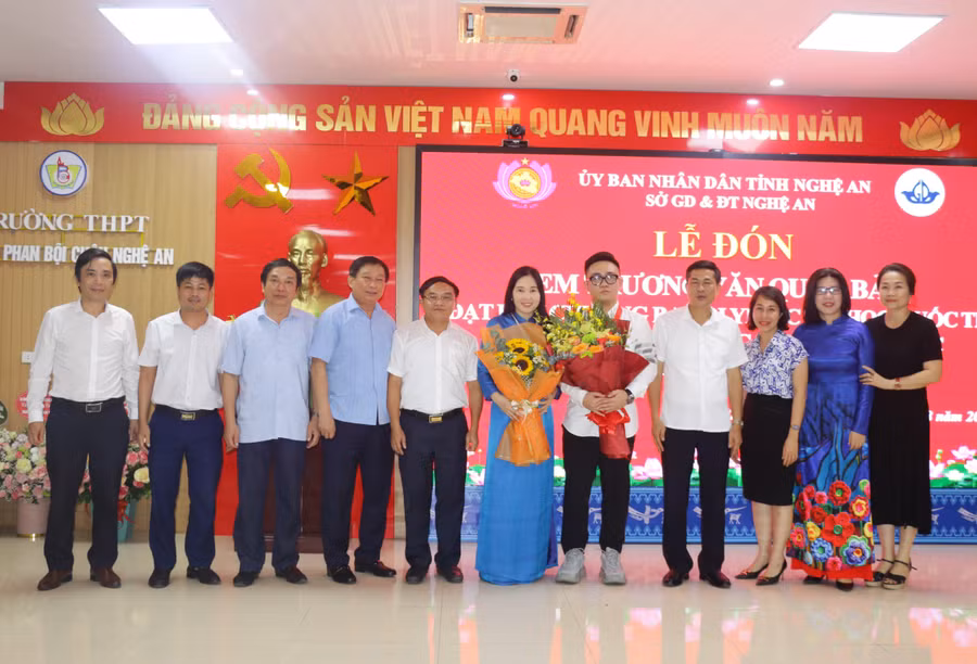 Lãnh đạo ngành giáo dục Nghệ An chúc mừng kết quả của em Quốc Bảo nói riêng và thành công chung của Trường THPT chuyên Phan Bội Châu trong năm học vừa qua.