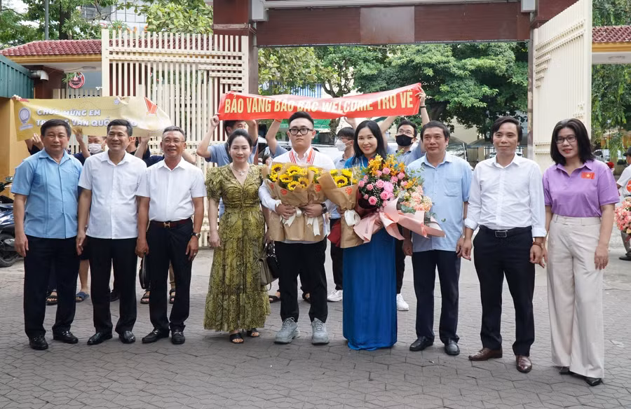 Nghệ An chào đón, vinh danh em Trương Văn Quốc Bảo - Trường THPT chuyên Phan Bội Châu giành 2 huy chương Olympic Tin học khu vực và quốc tế.