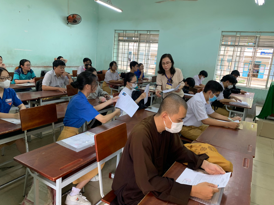 Thí sinh ở tỉnh Bình Thuận làm thủ tục dự thi, chiều ngày 26/6. (Ảnh: Thanh Thủy) Thí sinh ở tỉnh Bình Thuận làm thủ tục dự thi, chiều ngày 26/6. (Ảnh: Thanh Thủy)