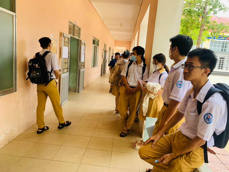 Thí sinh làm thủ tục dự thi tại Trường THPT Phan Bội Châu, TP Phan Thiết chiều 26/6/. Ảnh: Thanh Thủy Thí sinh làm thủ tục dự thi tại Trường THPT Phan Bội Châu, TP Phan Thiết chiều 26/6/. Ảnh: Thanh Thủy