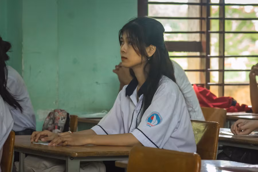 Thí sinh tại Trường THPT Ngô Quyền, huyện đảo Phú Quý nghe phổ biến quy chế thi. (Ảnh: NTCC)