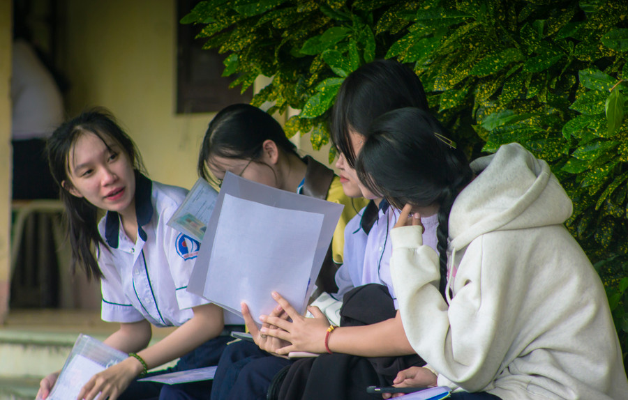 Thí sinh tại Trường THPT Ngô Quyền, huyện đảo Phú Quý trò chuyện về kỳ thi năm nay. (Ảnh: NTCC) Thí sinh tại Trường THPT Ngô Quyền, huyện đảo Phú Quý trò chuyện về kỳ thi năm nay. (Ảnh: NTCC)