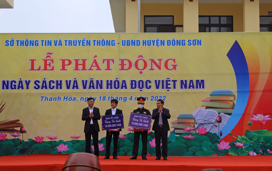 Trao tủ sách cho Ban Chỉ huy Quân sự huyện Đông Sơn và Trường TH&amp;THCS Đông Thịnh.