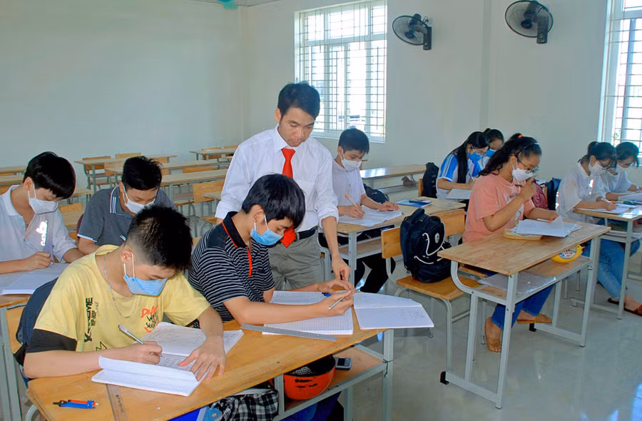 Nhà giáo Ưu tú Lê Văn Giáo bồi dưỡng môn Tiếng Anh cho học sinh lớp 9, Trường THCS Nguyễn Du (Quảng Xương, Thanh Hóa).