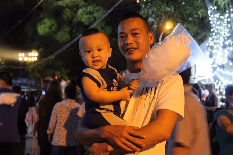 Niềm vui của khách du lịch về với Lễ hội Tình yêu - Hòn Trống Mái 2022.