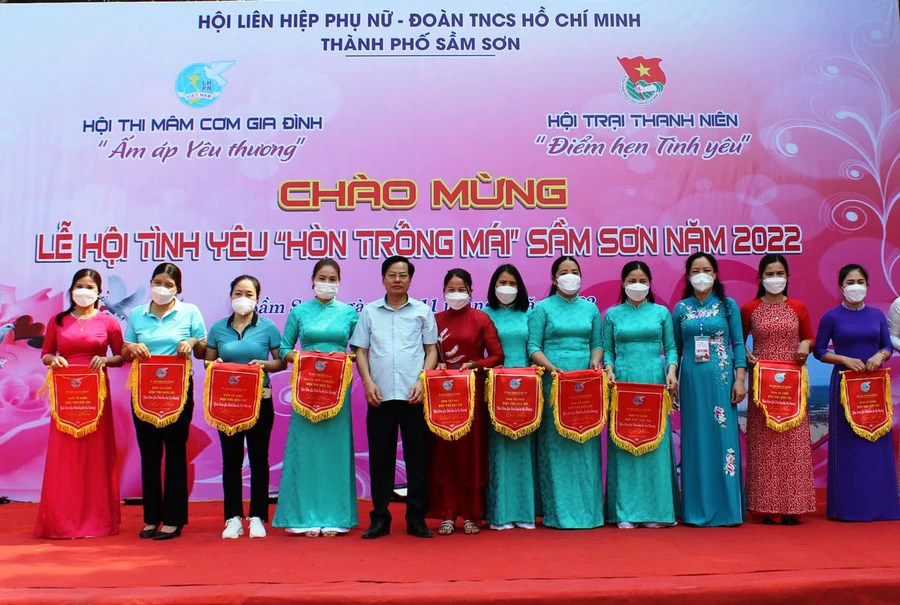 Các đơn vị tham gia dự Hội thi Mâm cơm gia đình với chủ đề "Gia đình yêu thương" nhận cơ lưu niệm của ban tổ chức.