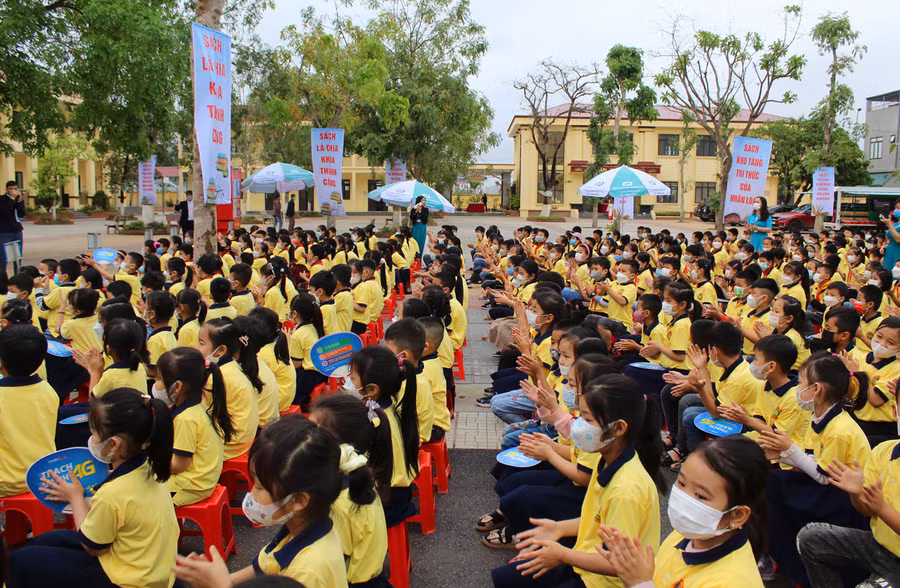 Những tràng pháo tay của HS tham dự ngày Sách và Văn hóa đọc Việt Nam 2022.