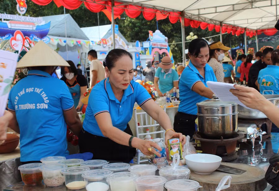 Tại đơn vị phường Trường Sơn, công tác chuẩn bị cũng rất kỹ càng, gấp rút trước giờ thi.