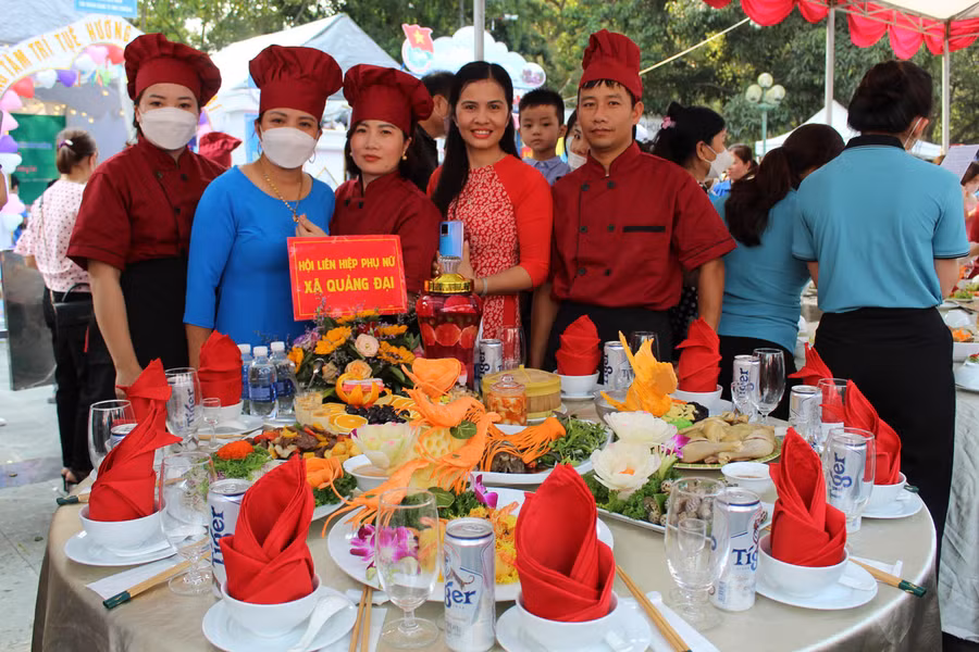 Mâm cơm gia đình rực sắc màu, đậm vị biển cả đã được hoàn tất của Hội Liên hiệp phụ nữ xã Quảng Đại (TP Sầm Sơn).