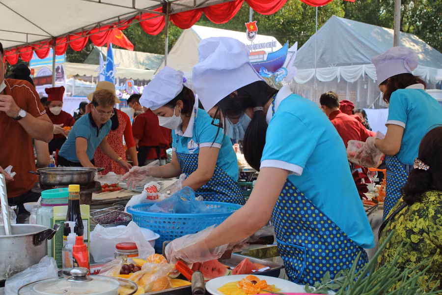 Công tác chuẩn bị của đơn vị Trường THPT Sầm Sơn (TP Sầm Sơn). Tham gia hội thi lần này, đơn vị lựa chọn chuẩn bị mâm cơm với chủ đề: Tình yêu Hòn Trống mái.