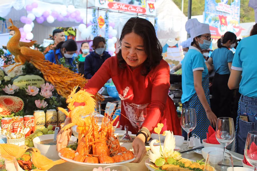 Chị Nguyễn Thị Thúy bên mâm cơm gia đình với chủ đề “Đoàn kết” của đơn vị mình. Phường Bắc Sơn cũng là một trong những đơn vị được Ban giám khảo hội thi đánh giá rất cao.