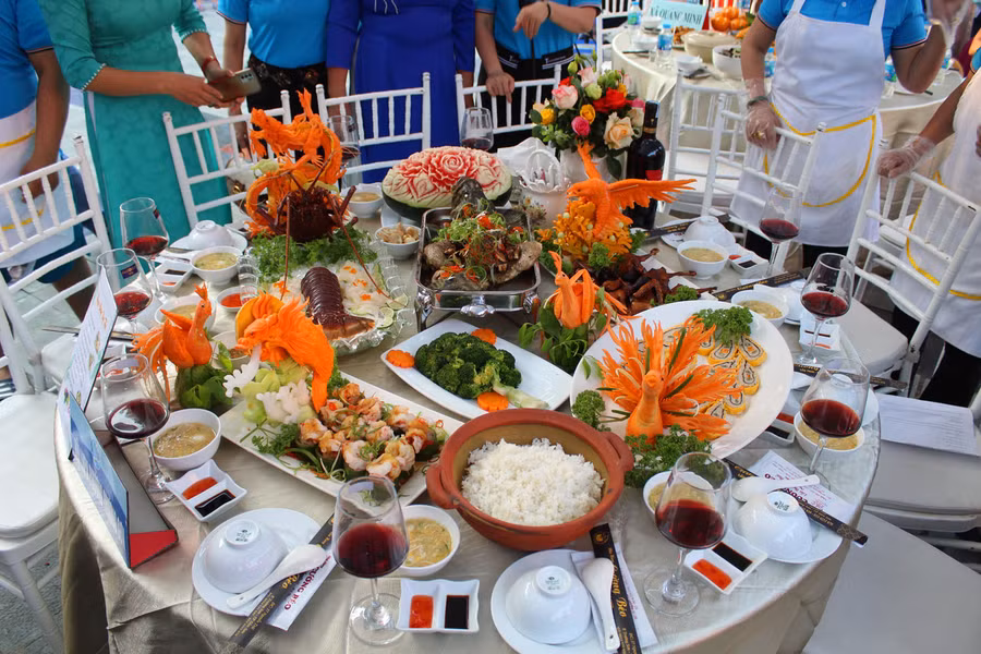 Mâm cơm dự thi đạm đà vị biển cả, cân bằng dưỡng chất của đơn vị phường Quảng Thọ, TP Sầm Sơn.