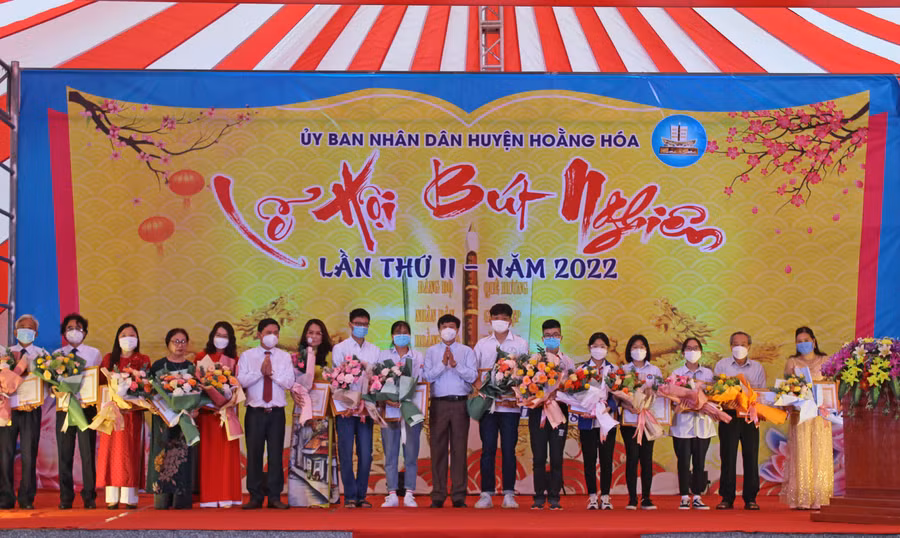 Tuyên dương, khen thưởng giáo viên, HS và các cá nhân đạt thành tích xuất sắc trong học tập, lao động.