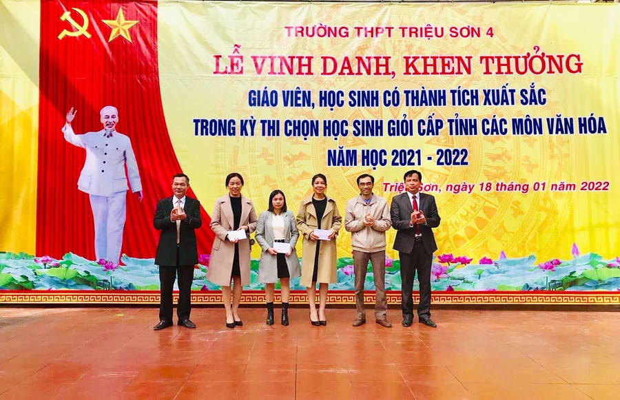 Cô giáo Lê Thị Ngân (người thứ 3 từ phải sang) trong buổi lễ vinh danh GV, HS có thành tích xuất sắc kỳ thi chọn HSG cấp tỉnh, năm học 2021-2022 của Trường THPT Triệu Sơn 4 (Thanh Hóa).