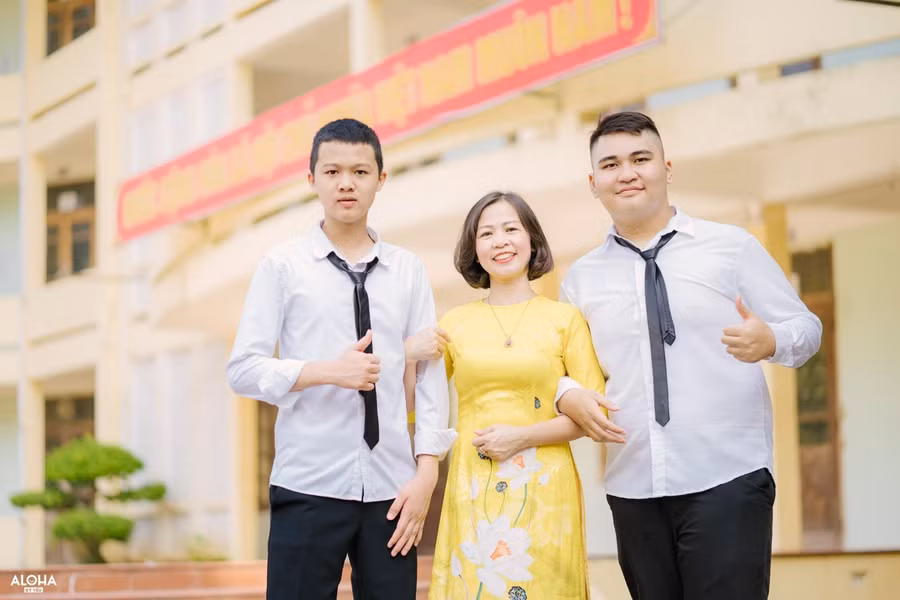 Cô giáo Nguyễn Lệ Quyên và học trò khóa học 2017-2020, Trường THPT Bỉm Sơn (Thanh Hóa). Trong ảnh, bìa trái là nam sinh Lê Việt Hoàng.