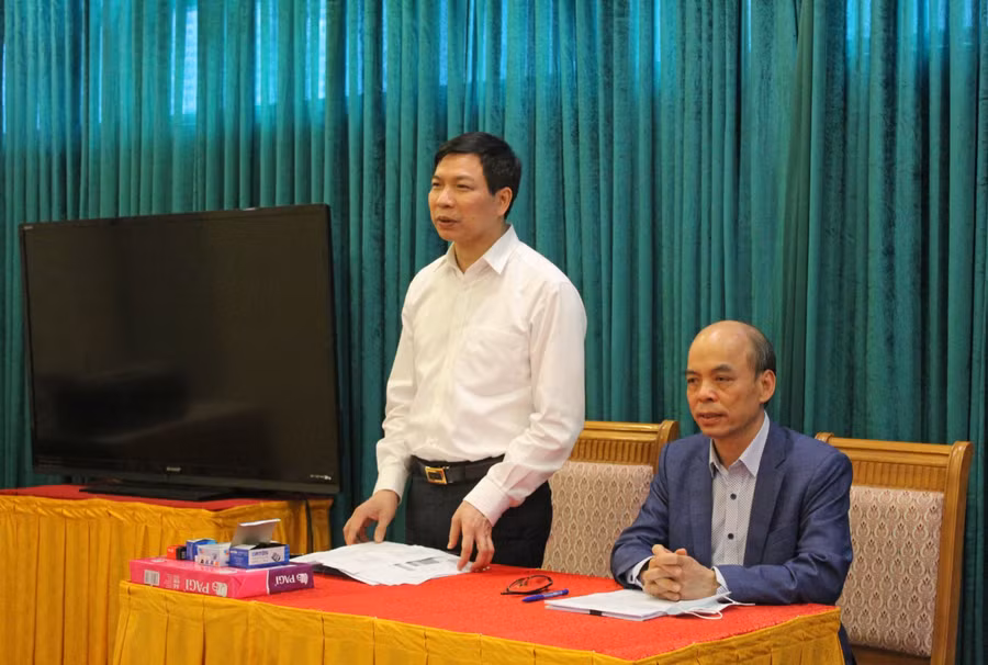 PSG.TS Trần Văn Thức phát biểu tại buổi họp hội đồng chọn SGK.