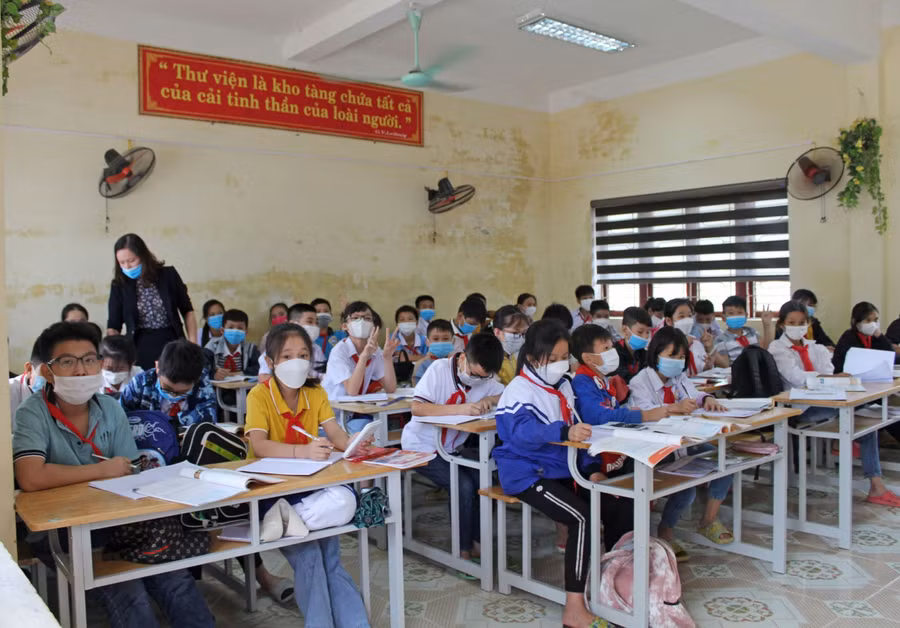 Học sinh khối lớp 6, Trường THCS Hoằng Phụ (huyện Hoằng Hóa) trong giờ học môn Toán, năm học 2021-2022.