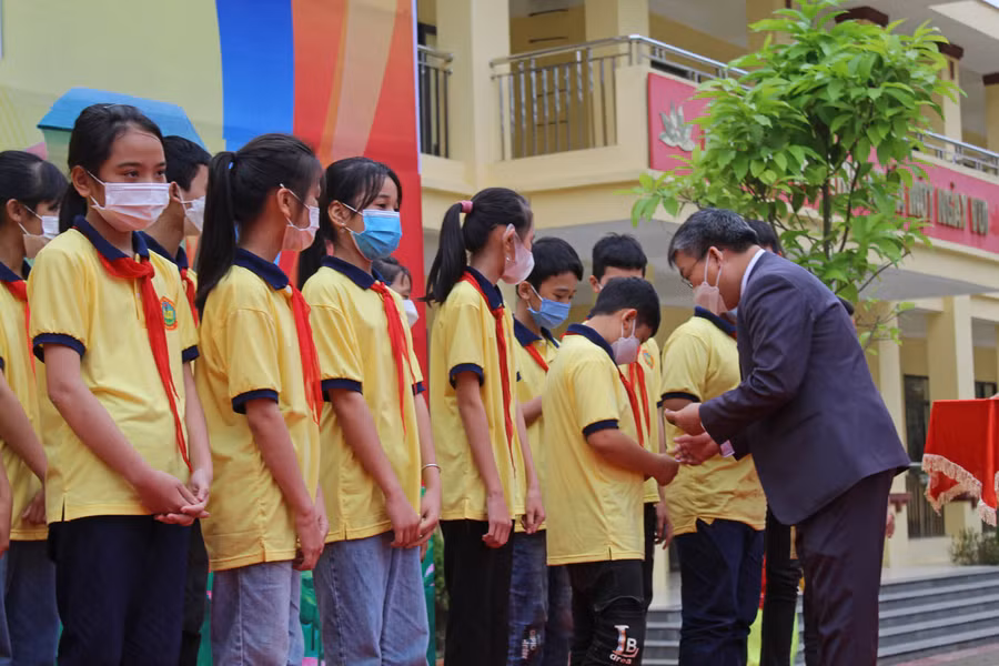 Ông Hoàng Văn Tú (Giám đốc Nhà xuất bản Thanh Hóa) trao thẻ đọc cho HS Trường TH&amp;THCS Đông Thịnh.