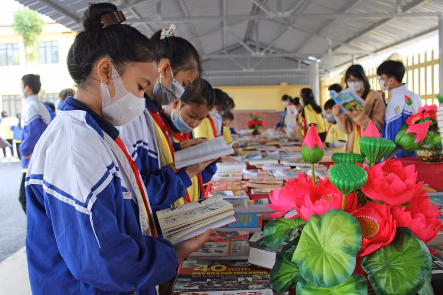 Đông đảo học sinh tham gia đọc sách tại lễ phát động.