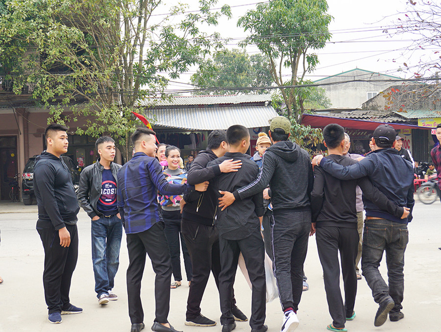 Mừng vui đoàn tụ với gia đình sau khi mãn hạn tù