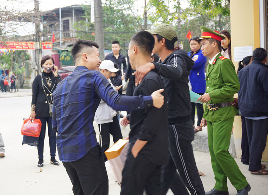 Người thân chờ đón trước cổng trại giam