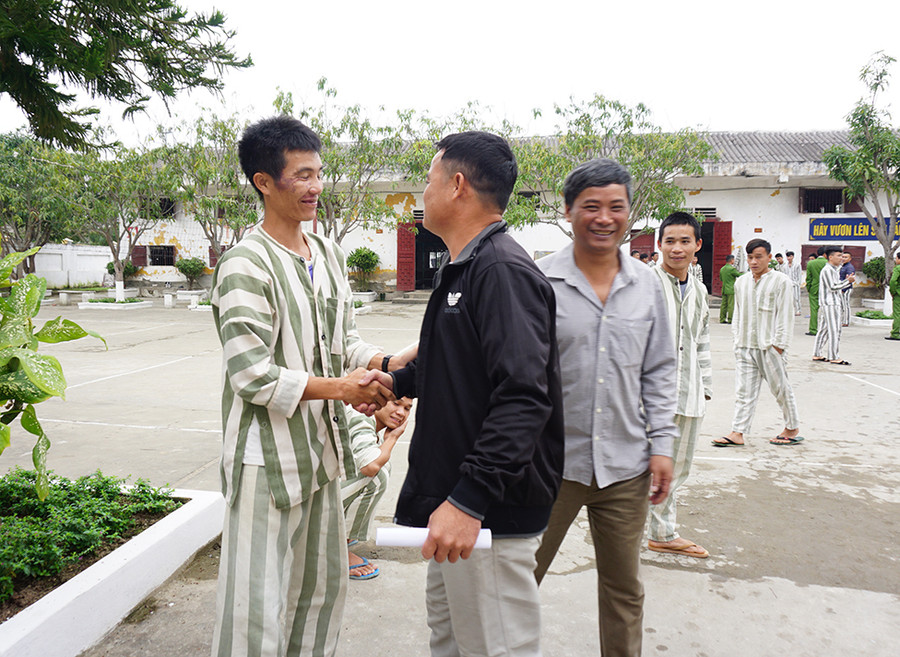 Chào và động viên bạn tù cố gắng cải tạo tốt để sớm được về đoàn tụ gia đình