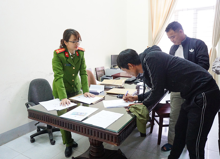 Những người mãn hạn tù nhận hỗ trợ quần áo, tư trang và tiền xe về đoàn tụ với gia đình