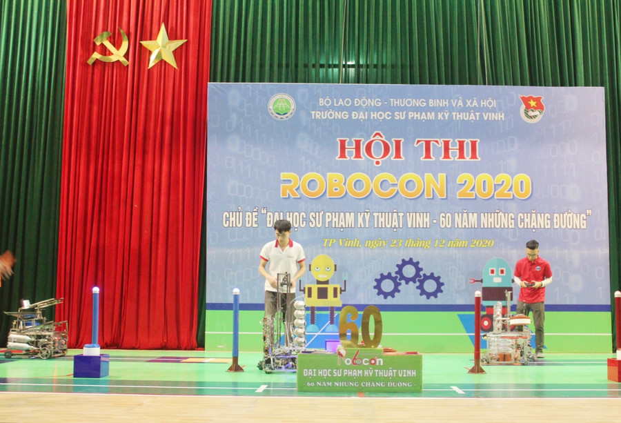 Sinh viên Trường ĐH Sư phạm Kỹ thuật Vinh (Nghệ An) thi Robocon