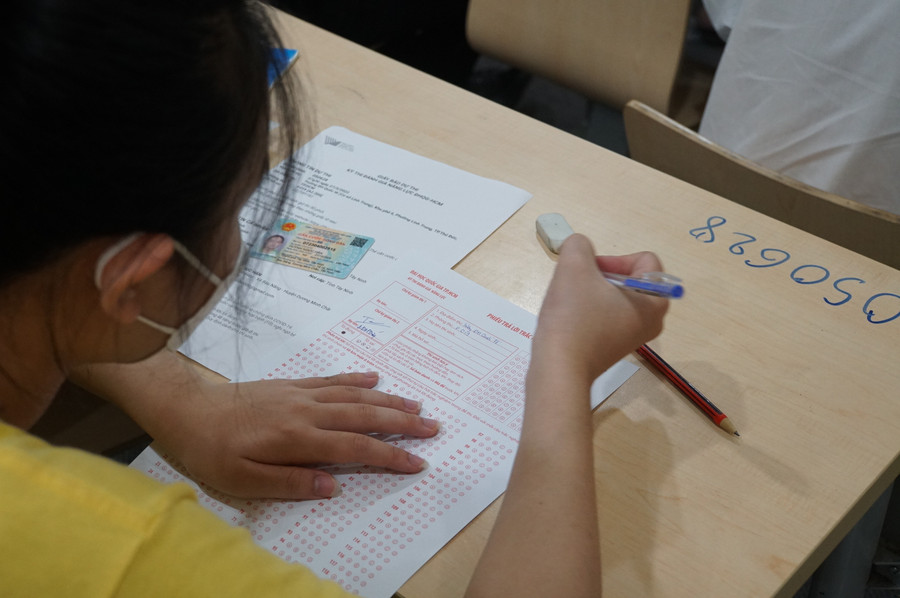 Bài thi gồm 120 câu hỏi trắc nghiệm khách quan đa lựa chọn với thời gian làm bài 150 phút. Ảnh: Mạnh Tùng Bài thi gồm 120 câu hỏi trắc nghiệm khách quan đa lựa chọn với thời gian làm bài 150 phút. Ảnh: Mạnh Tùng