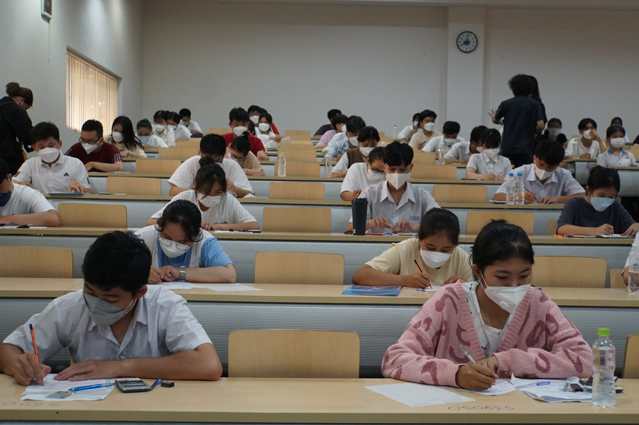 Thí sinh tham gia kỳ thi đánh giá năng lực năm 2022. Ảnh: Mạnh Tùng Thí sinh tham gia kỳ thi đánh giá năng lực năm 2022. Ảnh: Mạnh Tùng