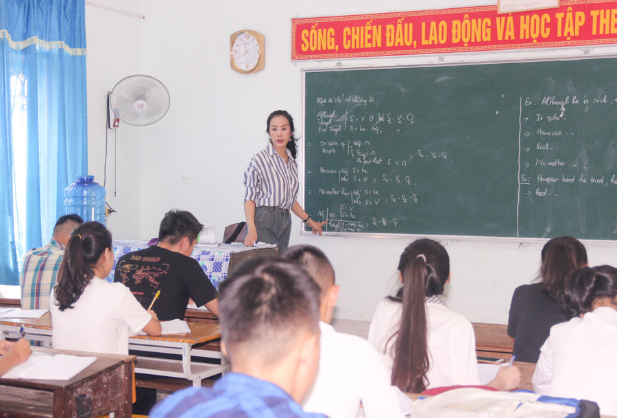 Thời tiết nắng nóng nhưng cô trò vẫn miệt mài dạy học đến buổi cuối cùng Thời tiết nắng nóng nhưng cô trò vẫn miệt mài dạy học đến buổi cuối cùng