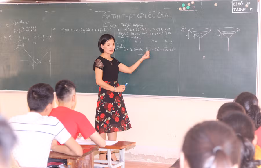 Cô trò đặt mục tiêu trước hết đủ kiến thức để đậu tốt nghiệp THPT