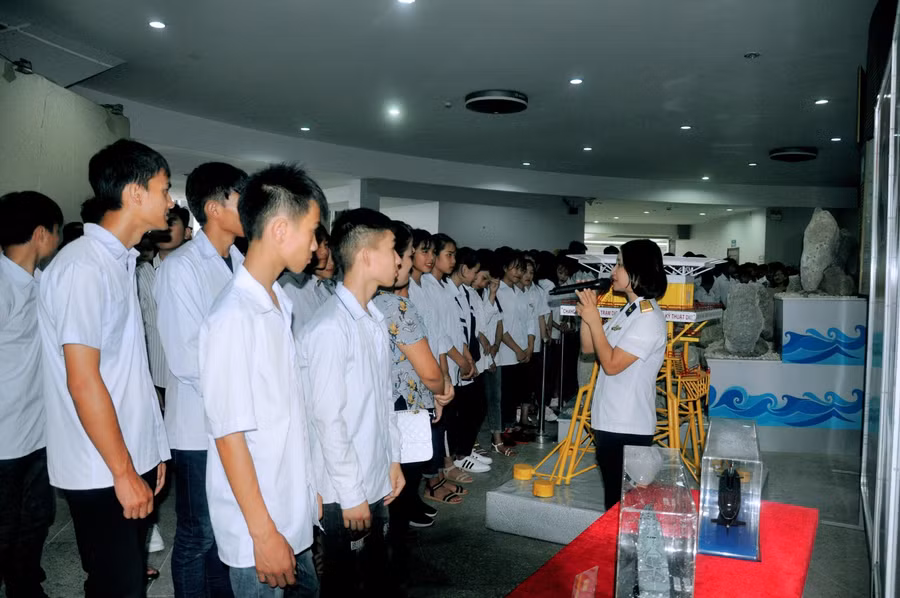 Học sinh Trường THPT Thanh Nưa tham quan, tìm hiểu về biển đảo