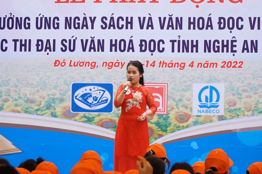Học sinh huyện Đô Lương thi kể chuyện theo sách tại lễ phát động.